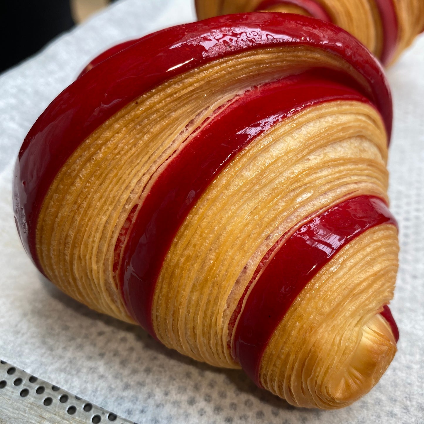 Croissant met rood fruit vulling