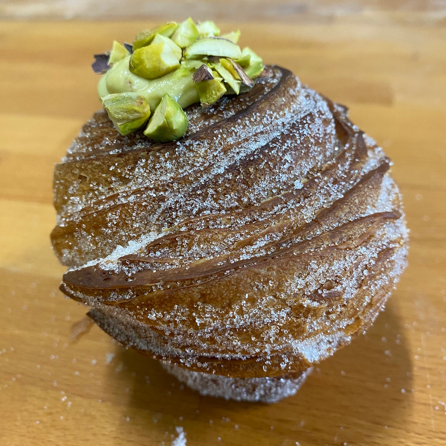 Cruffin gevuld met pistacheroom