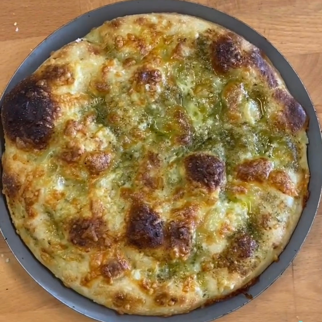 Focaccia pesto mozzarella