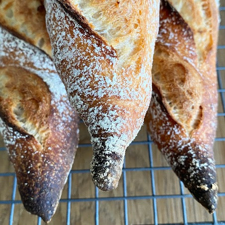 Desem baguettes met een vleugje volkoren