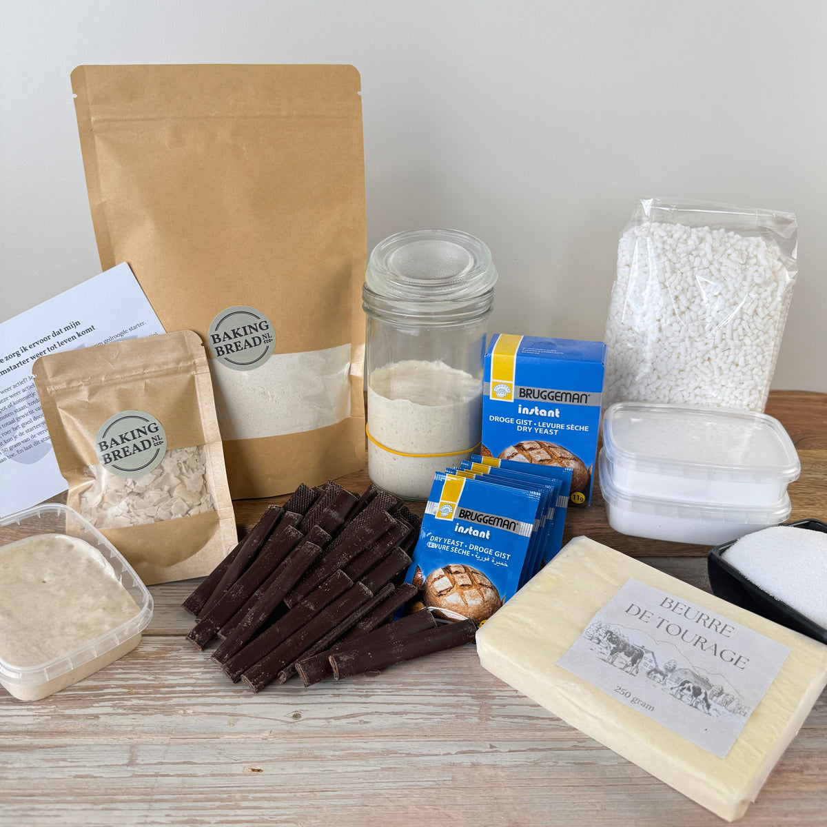 Bakingrediënten met desemstarter, bakkerszout, boter en chocolade
