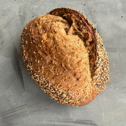 Licht bruin speltbrood met zaden en pitten