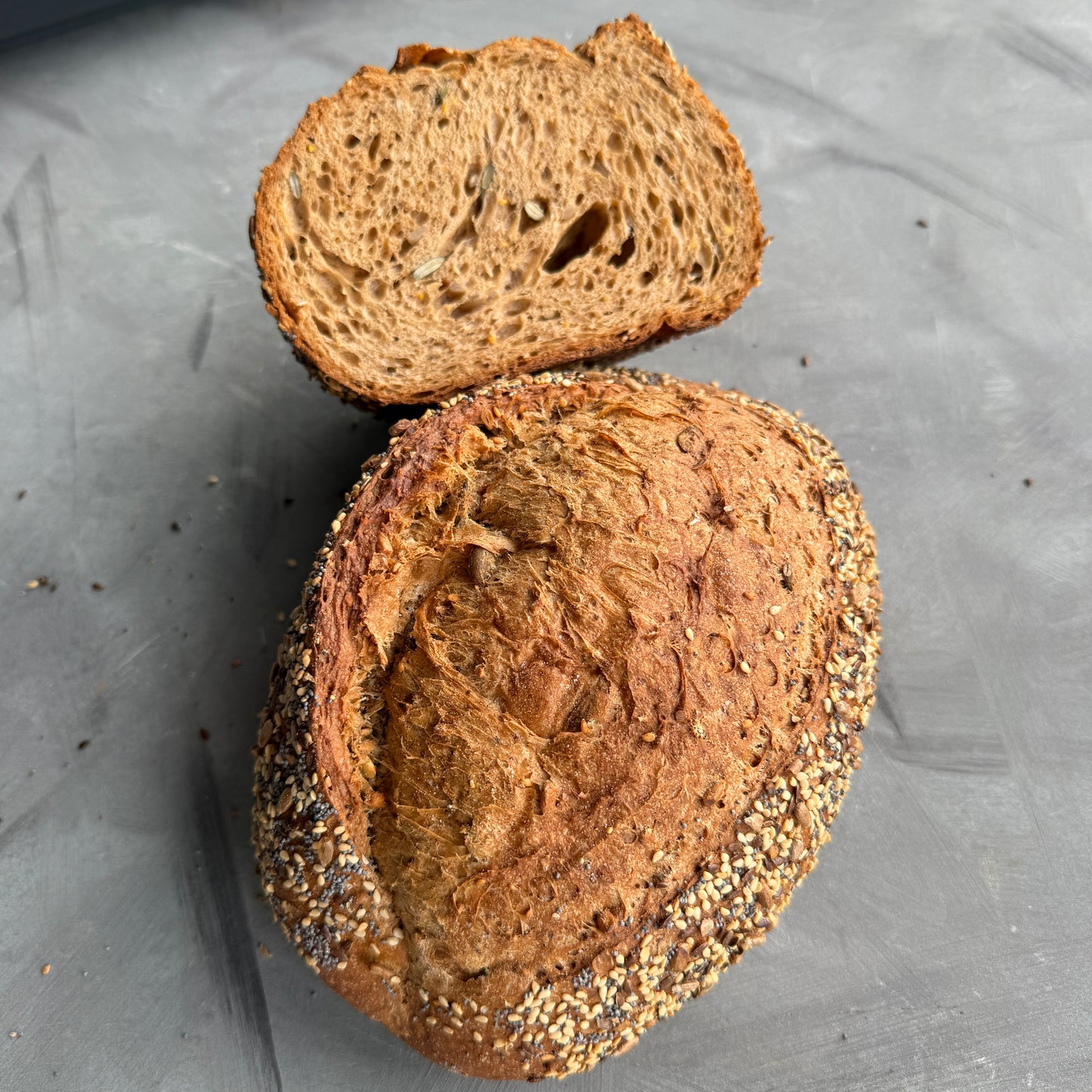 Licht bruin speltbrood met zaden en pitten
