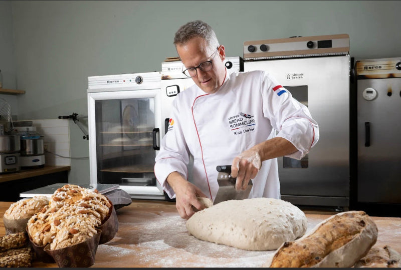 Rudy Dekker werkt met desembrooddeeg in de bakstudio van Baking Bread NL in Zwolle